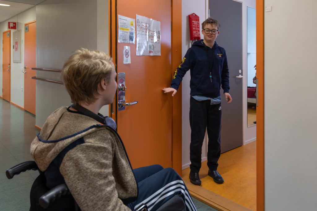 Opiskelija avaa toiselle opiskelijalle asuinhuoneensa oven.