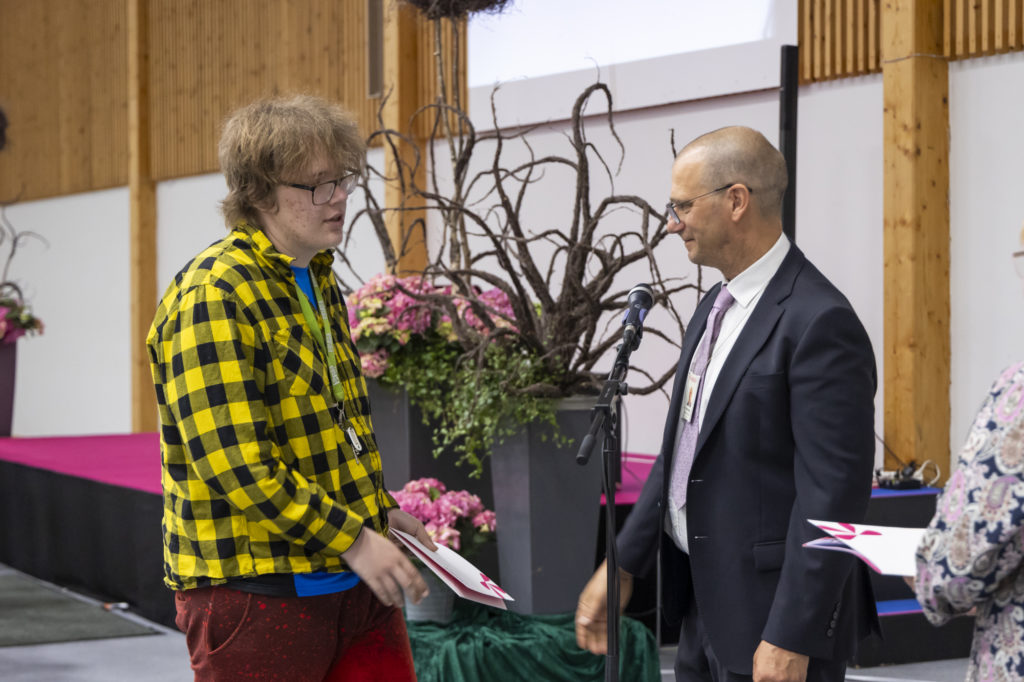 Tuva-opiskelija on saanut todistuksensa rehtori Jukka Kujalalta.