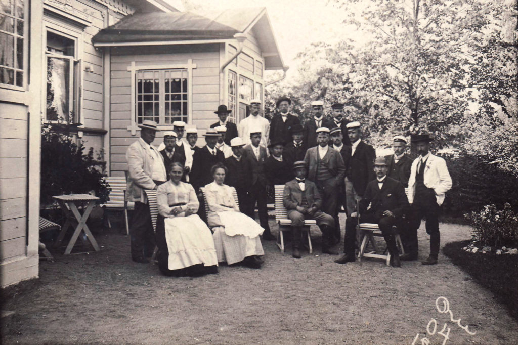 Ryhmä ihmisiä -1900-luvun allkupuolella Kustaanhovin edessä.