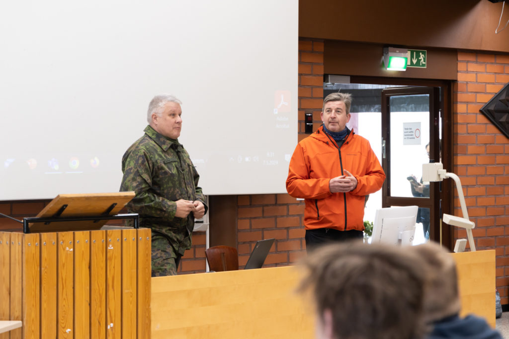 MPK:n Sauli Mäenpää ja Kiipulan opettaja Jarmo Tapaninen kertovat leirin käytännöistä,