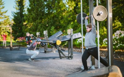 Kuntoilijoita aktiivipuistossa. Kuva Lappset Group.