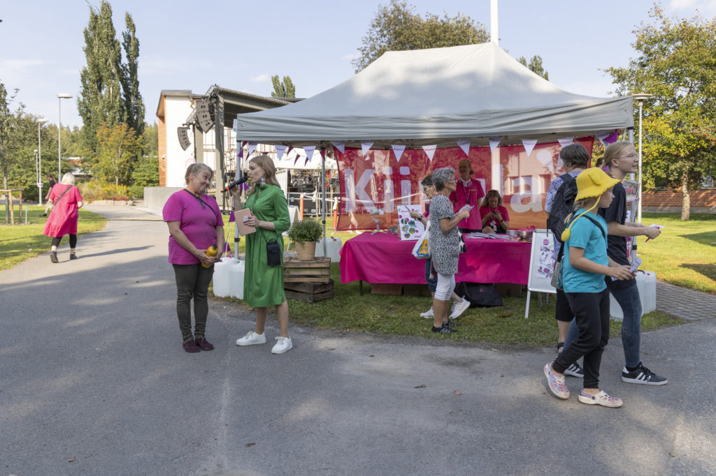 Juontaja Tuuli-Elina Andersen haastattelee puutarhuri Marjut Kuivasaarta Kiipulan teltan edustalla.