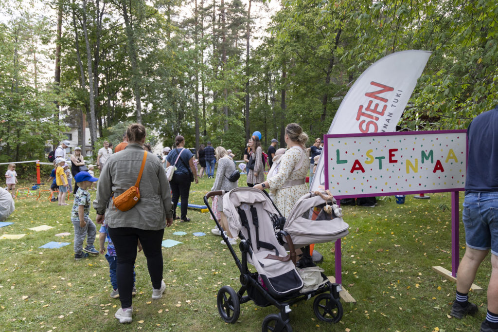 Lapsiperheitä Lastenmaa-alueella.